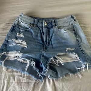 Women’s size 6 American Eagle shorts.